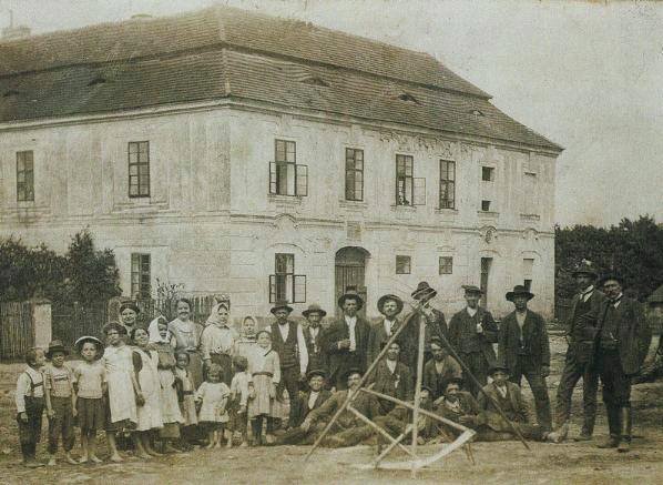 Historická fotka zámku Zbenice